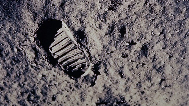 neil-armstrong-on-the-moon